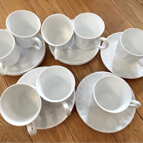 Set of 8 white China teacups & saucer set - Picture 2 of 3